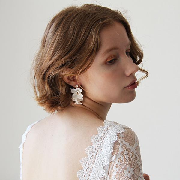 新作 マットなクレイのお花モチーフが肌写りGood ウエディングピアスwedding 【ブランシュピアス】