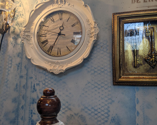 装飾的な白い掛時計 13b224cf840904fc06620dee81cca9