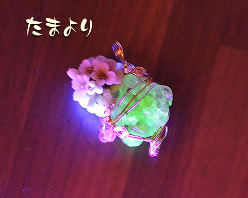 パナケイアの雫」ハイアライトオパールとビオラブーケの