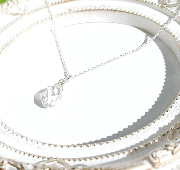 クリスタルの一粒ネックレス   ドロップ型クリスタル AAA  ブリオレットカットのネックレス。大人のピアス Ⅶとお揃い 1枚目の画像