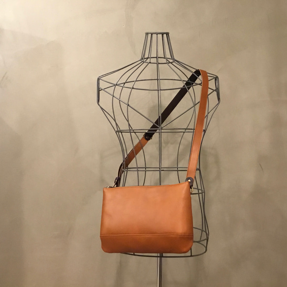 牛革ミニショルダーバッグ。サコッシュの少しだけ大きめサイズ。 よろしくお願いいたします また