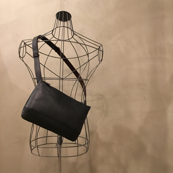 牛革ミニショルダーバッグ。サコッシュの少しだけ大きめサイズ。 よろしくお願いいたします また