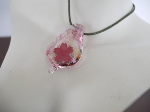 ガラスのペンダント　桜花 3枚目の画像