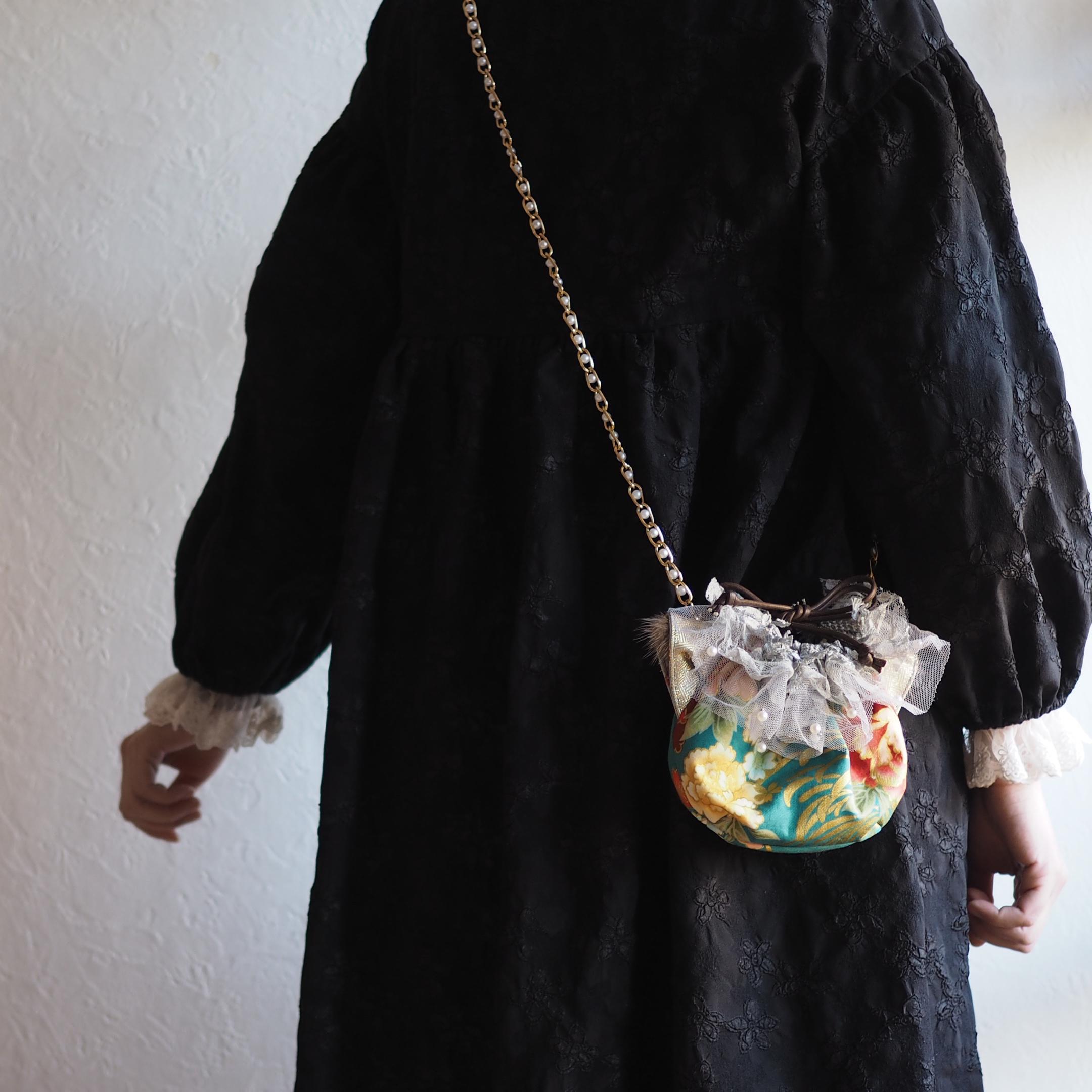 静かな雨をまとう猫型バッグ。和柄×レースの猫耳ポシェット｜2way仕様｜一点もの 15,840円