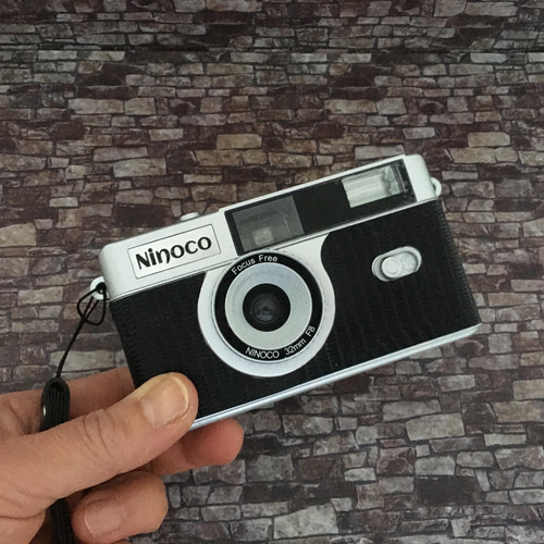 レトロ可愛い！フラッシュ内蔵型フィルムカメラ 黒いリザード型押し革