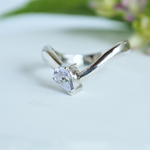 【作家モノ】タンザナイトのシルバーリング 作家モノ】タンザナイトのシルバーリング 天然タンザナイトの