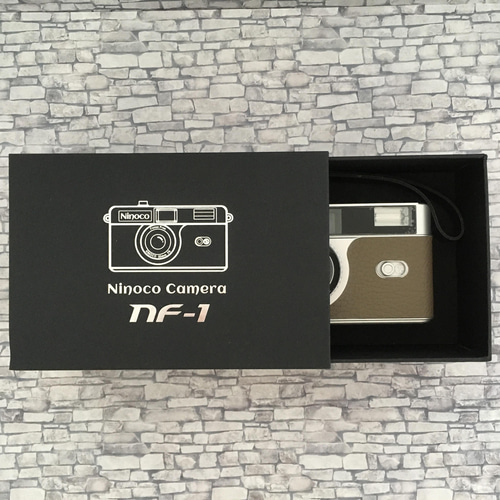 ギフトにぴったり！フラッシュ内蔵型 樺茶色のフィルムカメラ