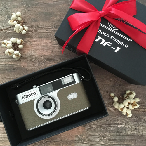 ギフトにぴったり！フラッシュ内蔵型 樺茶色のフィルムカメラ
