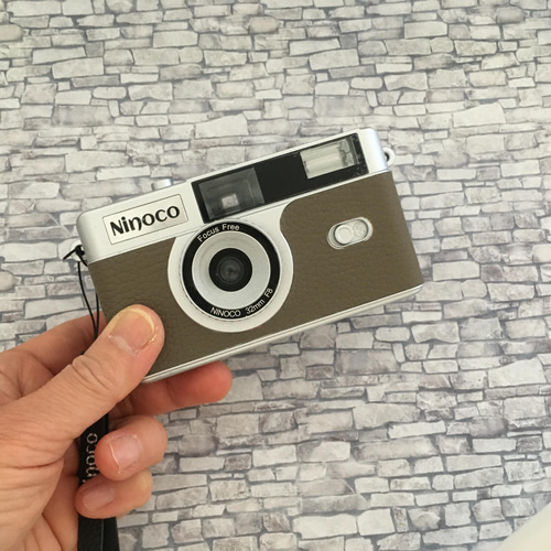 ギフトにぴったり！フラッシュ内蔵型 樺茶色のフィルムカメラ