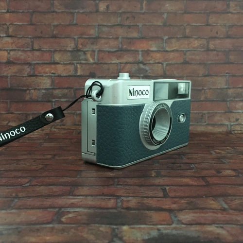 ギフトにぴったり！フラッシュ内蔵型 ブルーグレイのフィルムカメラ