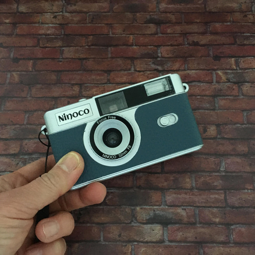 ギフトにぴったり！フラッシュ内蔵型 ブルーグレイのフィルムカメラ