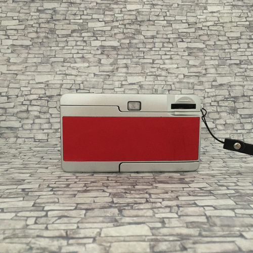 ギフトにぴったり！フラッシュ内蔵型 チェリーレッドのフィルムカメラ