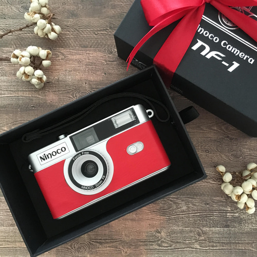 ギフトにぴったり！フラッシュ内蔵型 チェリーレッドのフィルムカメラ