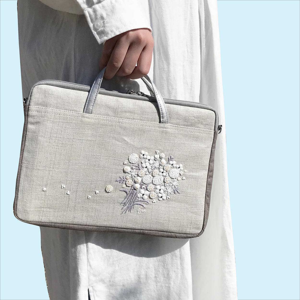 手刺繍ハンドメイドミニトート　　タブレットが入る大きさ 手刺繍ハンドメイドミニトート　　タブレットが入る大きさ