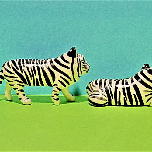 2匹のホワイトタイガー（中）置物＃8（石粉粘土と新聞紙） その他置物