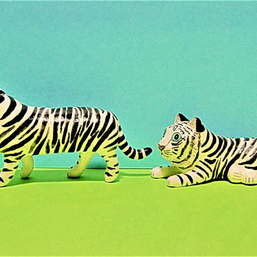 2匹のホワイトタイガー（中）置物＃8（石粉粘土と新聞紙） その他置物