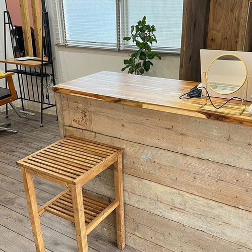 棚板がスリットになってるサイドテーブル【飾り棚つき】 棚・シェルフ