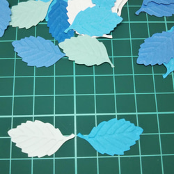 送料込み　葉っぱ　リーフ　白から青系１００枚カラーアソート　クラフトパンチ　エンボスパンチ 3枚目の画像