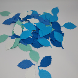 送料込み　葉っぱ　リーフ　白から青系１００枚カラーアソート　クラフトパンチ　エンボスパンチ 2枚目の画像