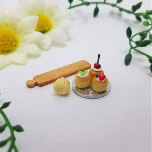 ミニチュアフード♡コロンとカワイイこんがりフルーツカップケーキ