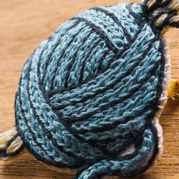 毛糸玉の手刺繍ブローチ(青) 2枚目の画像