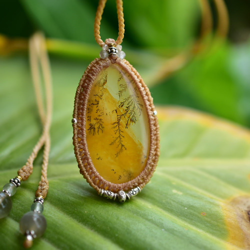 金枝玉葉のペンダント 枝の葉模様☆デントリティックインクォーツ マクラメペンダント241j