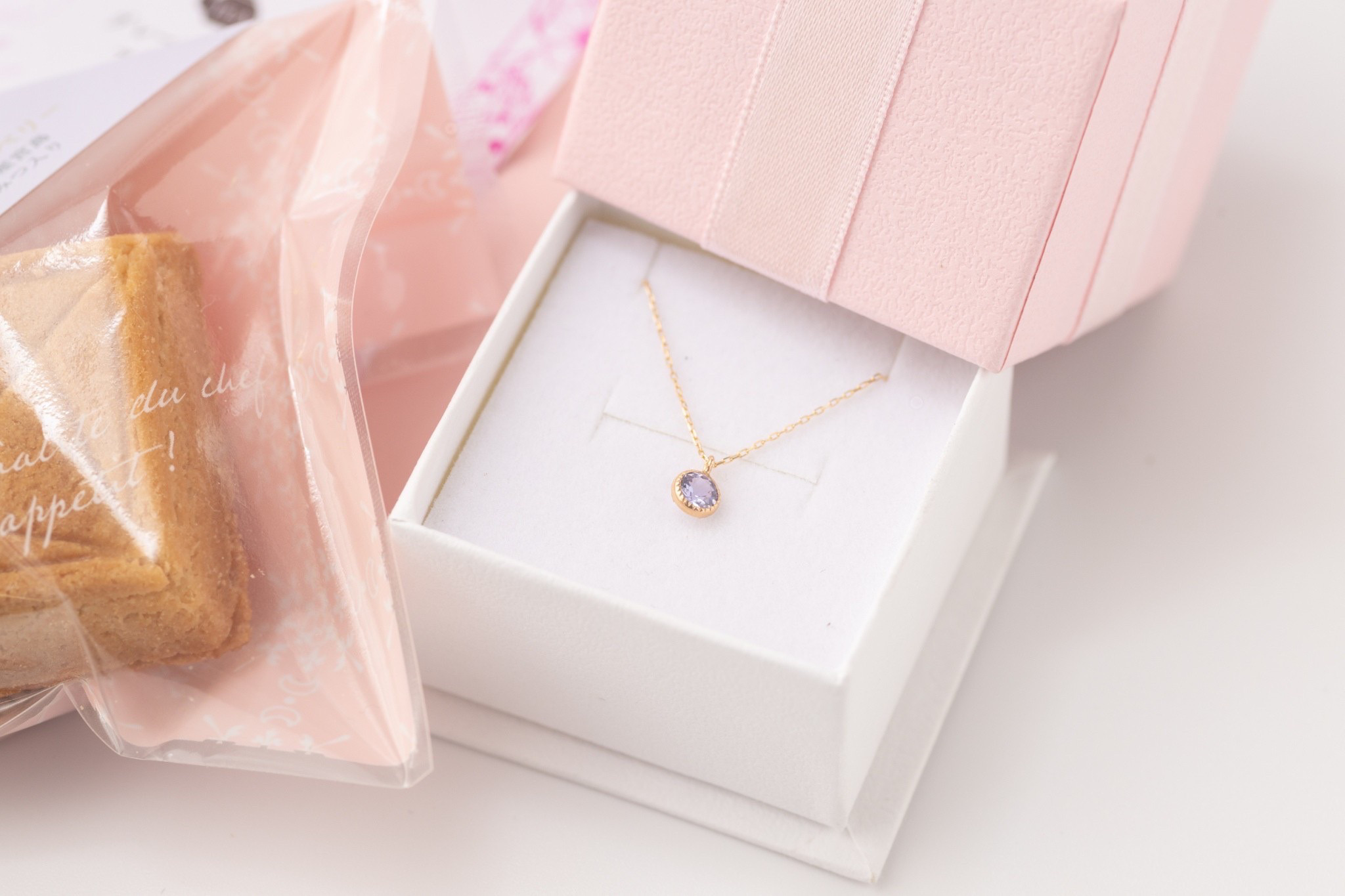 【誕生日・記念日のお祝い】12月 ネックレス・プレスパフェサンド・紅茶セット