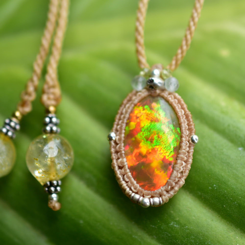 オパール・ペリドットのマクラメネックレス オパールのマクラメネックレス