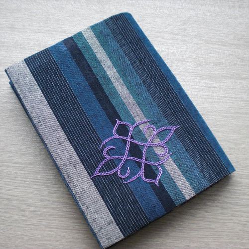 ブックカバー×1枚 魔よけを意味するアイヌ刺繍入り(オレンジの糸