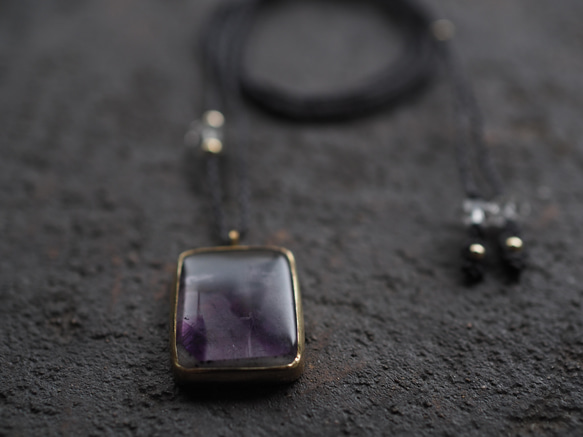 trapiche-amethyst brass necklace (mitsudomoe) 6枚目の画像