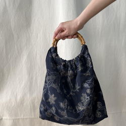 <Shino様ご予約>旅行にも使えるラメ花柄の竹ハンドルのふんわりバッグ 5枚目の画像