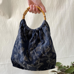 <Shino様ご予約>旅行にも使えるラメ花柄の竹ハンドルのふんわりバッグ 3枚目の画像