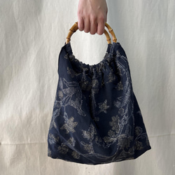 <Shino様ご予約>旅行にも使えるラメ花柄の竹ハンドルのふんわりバッグ 4枚目の画像