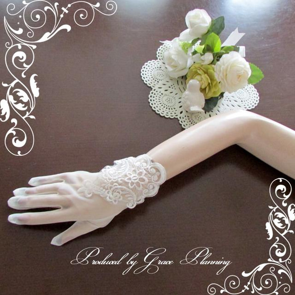 ウェディンググローブ オフホワイト 白 刺繍 ショート レースグローブ 手袋 結婚 挙式 gl9900/GL071293 2枚目の画像