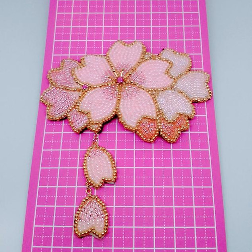 ビーズ刺繍の桜のヘアピン(new デザイン 大) ヘアピン miketama 通販