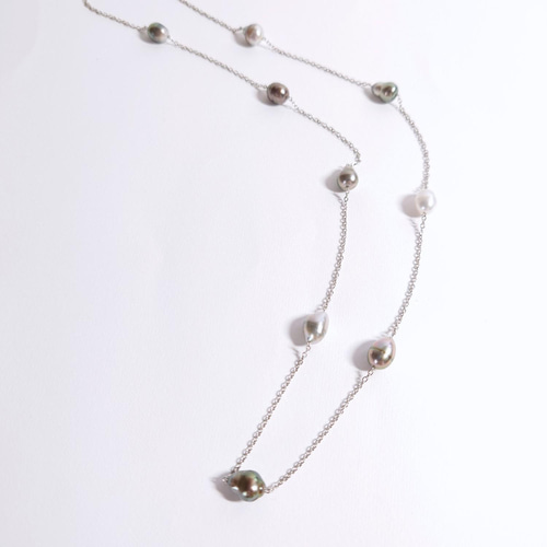K18　数種類のあこや真珠のケシと黒蝶真珠、ケシ一粒のネックレス42センチ