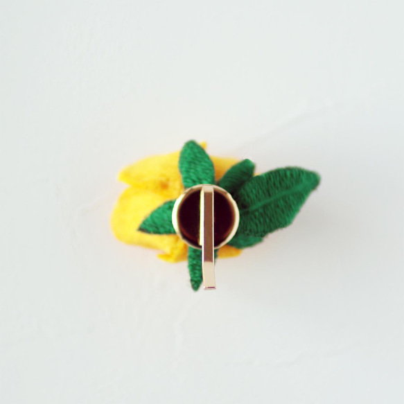 【立体刺繍】レモン色のバラのポニーフック 3枚目の画像