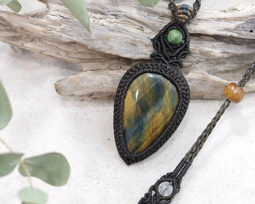 ガーネットとオパールのマクラメネックレス ガーネットとオパールのマクラメネックレス ネックレス・ペンダント