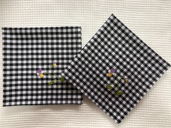 【Zさまオーダー】刺繍の大判ハンカチ☆ビオラ2枚セット 1枚目の画像