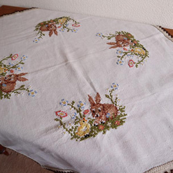 ドイツの手仕事/可愛いうさぎとヒヨコ・小花の手刺繍 生地 (ヴィンテージ ウサギ イースター 春) 7枚目の画像