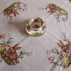 ドイツの手仕事/可愛いうさぎとヒヨコ・小花の手刺繍 生地 (ヴィンテージ ウサギ イースター 春) 4枚目の画像