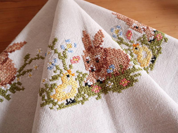 ドイツの手仕事/可愛いうさぎとヒヨコ・小花の手刺繍 生地 (ヴィンテージ ウサギ イースター 春) 1枚目の画像