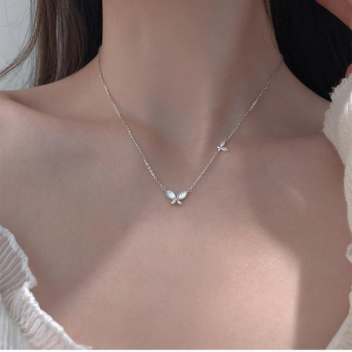 韓国ファッション 蝶々のデザインがかわいいシルバーネックレス