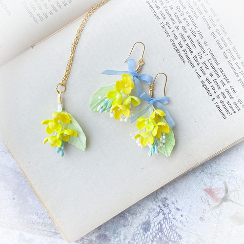 菜の花とかすみ草のリボンブーケピアス/イヤリング(樹脂、チタン