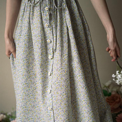 淡淡灰紫色 復古格調U型領小碎花洋裝 甜美木耳邊高腰繫帶連身裙 第10張的照片