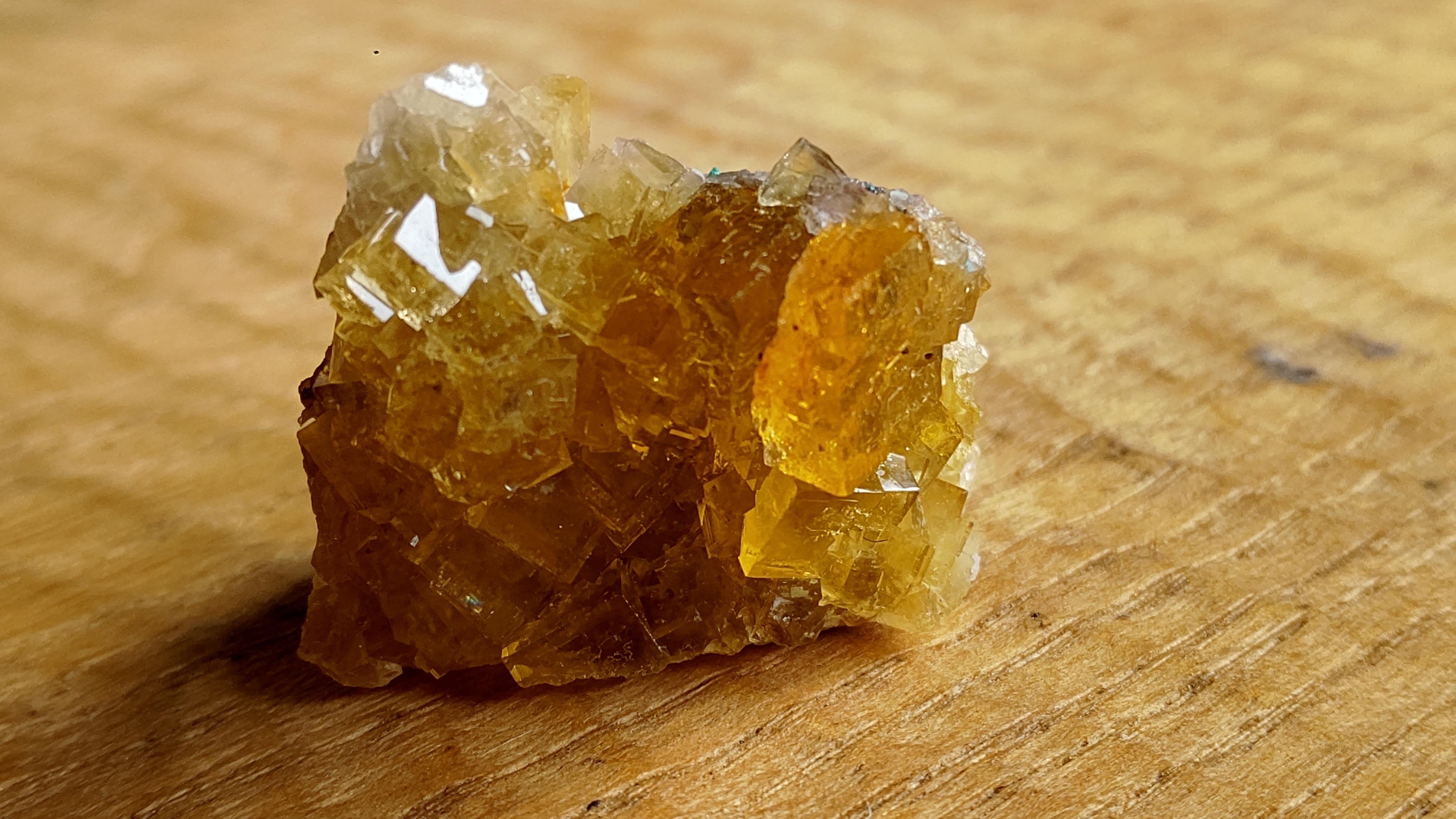 b.イエローフローライト（蛍光）クラスター