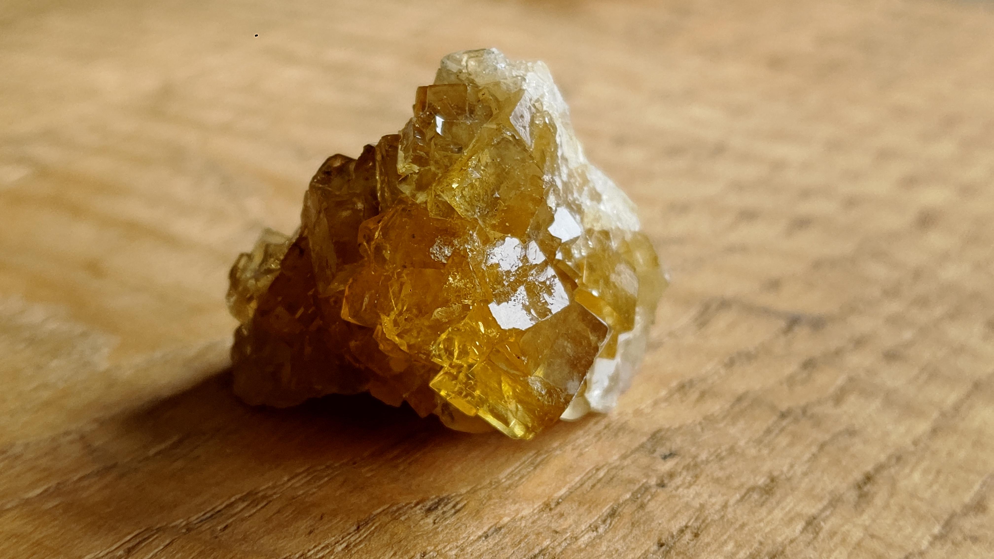 a.イエローフローライト（蛍光）クラスター