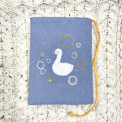 水玉刺繍と白鳥のブックカバー 1枚目の画像