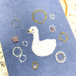 水玉刺繍と白鳥のブックカバー 2枚目の画像