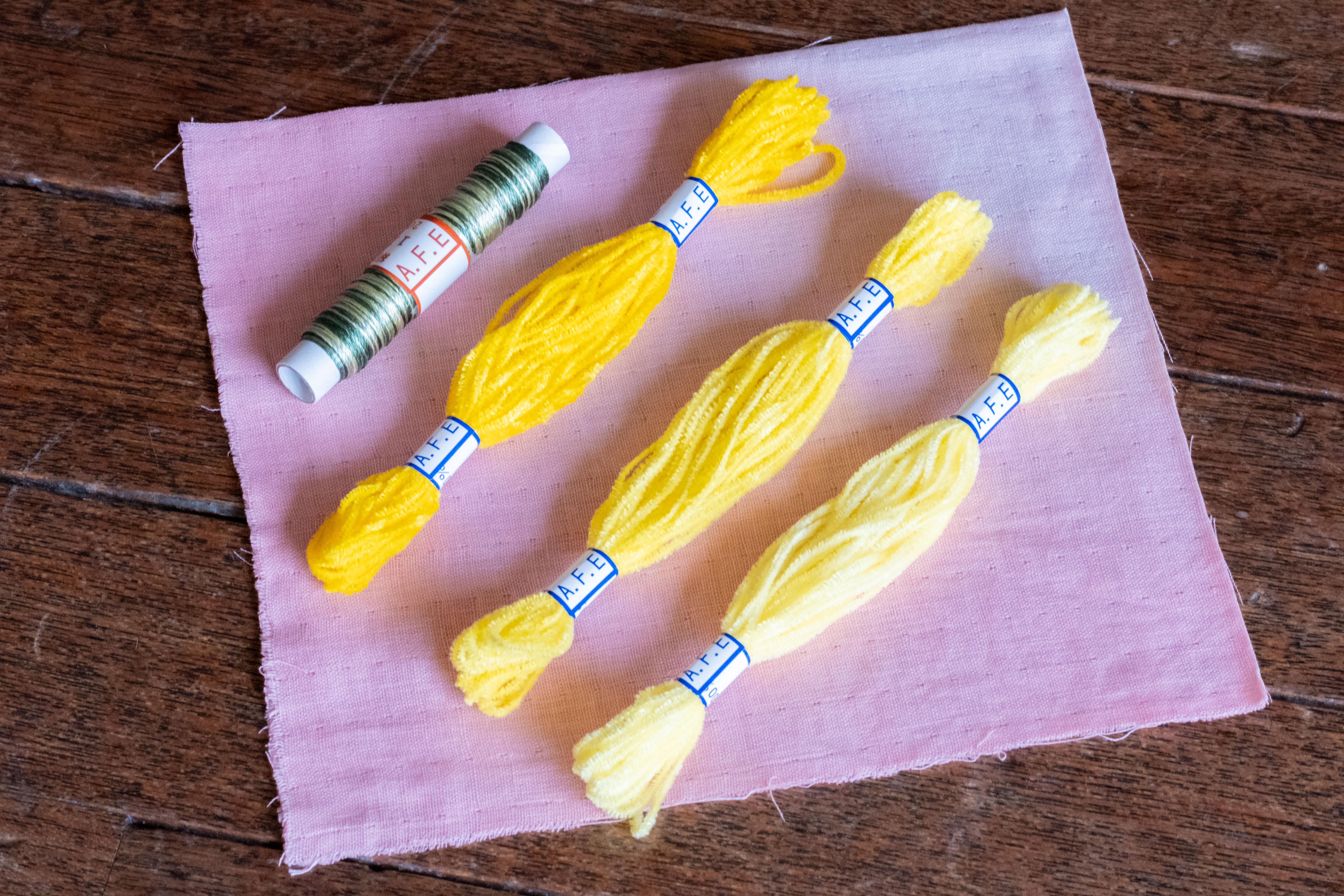 あざらし　アンティークカザフ刺繍とソビエト黄色プレート あざらし　アンティークカザフ刺繍とソビエト黄色プレート